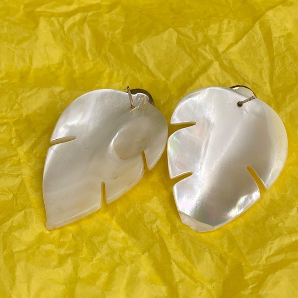 Vintage Earrings MOP Leaf Black Stone Pierced - Picture 2 of 4